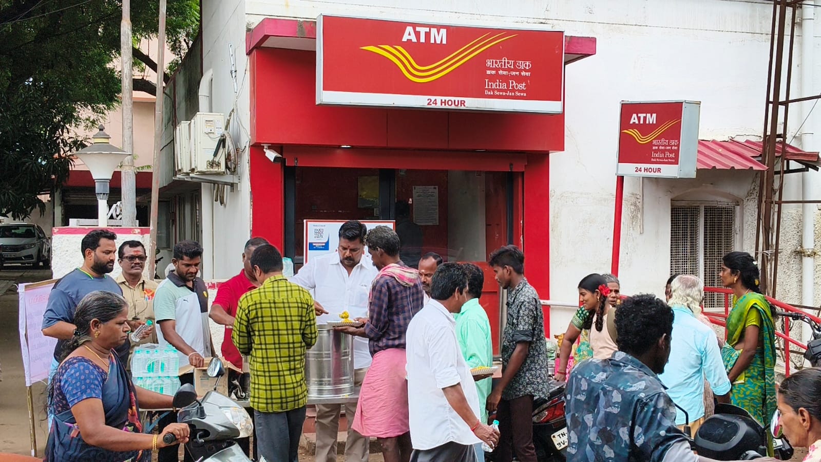 Trust volunteers distributing meals and drinking water outside the India Post office in Pattukkottai